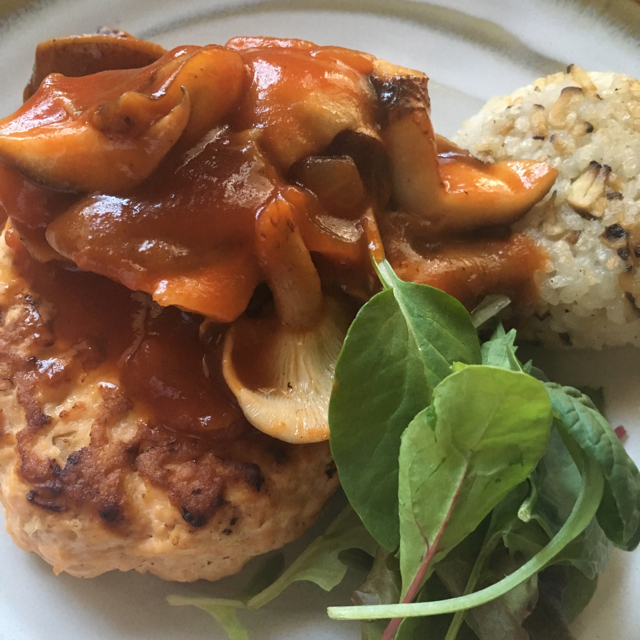 秋鮭バーグとキノコの焼きおにぎり